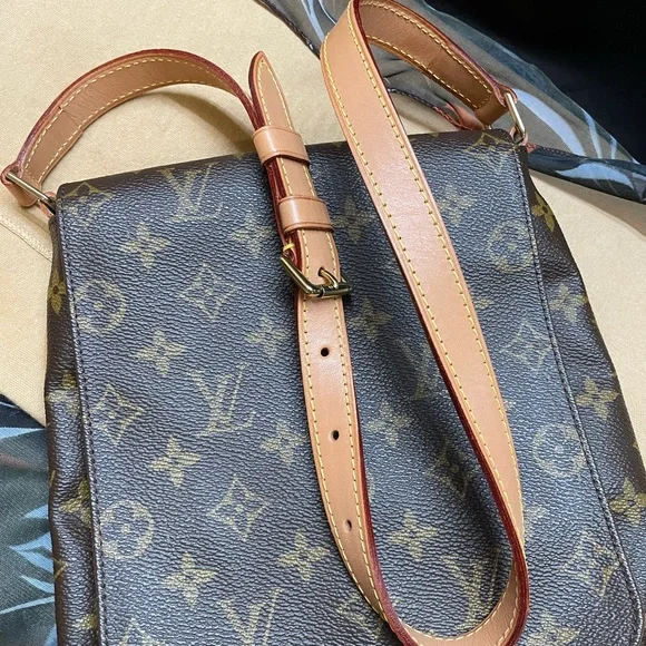 LOUIS VUITTON Monogram
Musette Salsa Shoulder Bag - Picture 3 of 12